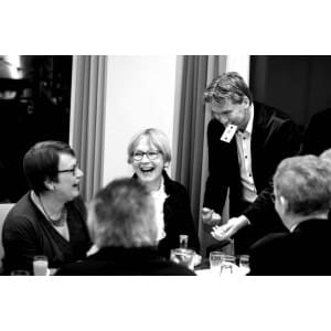 Workshops aan huis: 4 interessante tips! tafelgoochelaar inhuren1 blackwhite