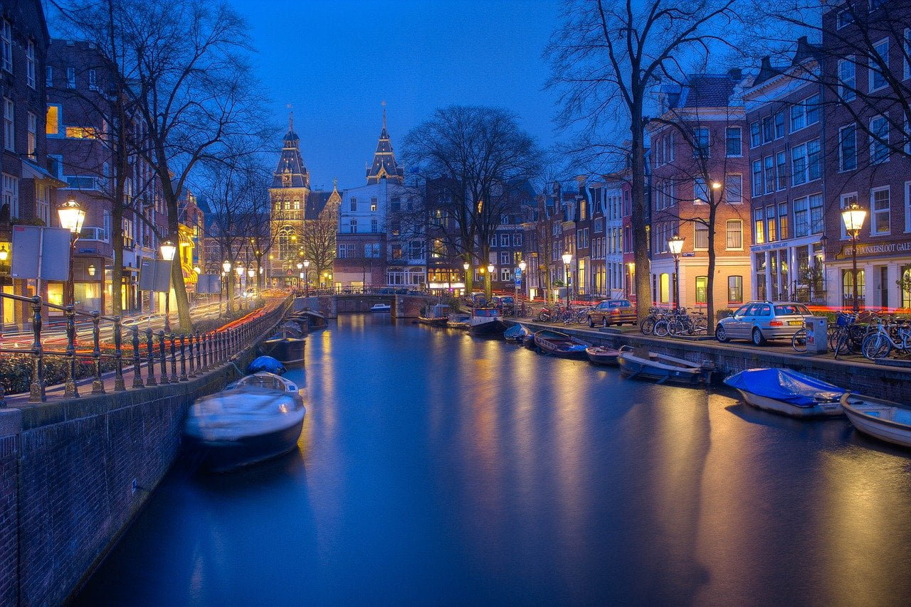 Amsterdamse grachten ideaal voor trouwen op een boot