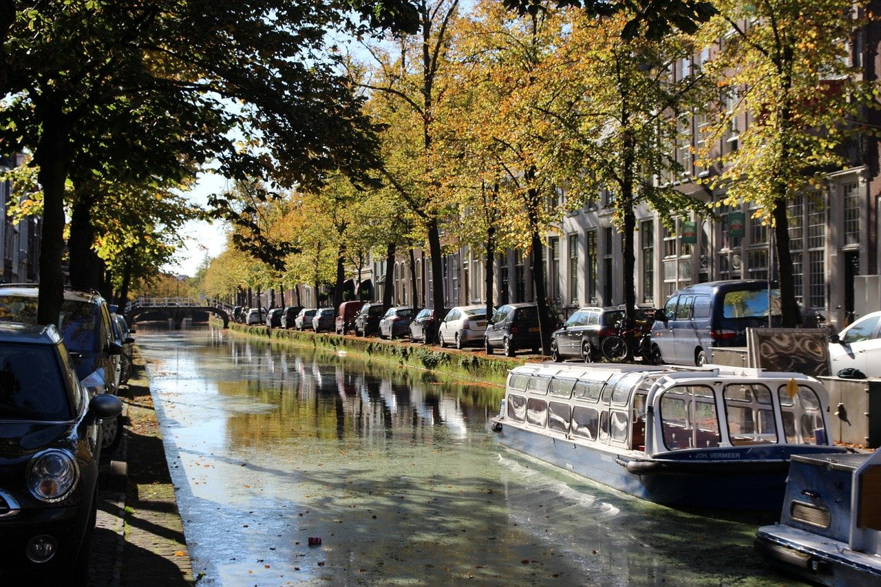 Een eenvoudige rondvaartboot in Delft