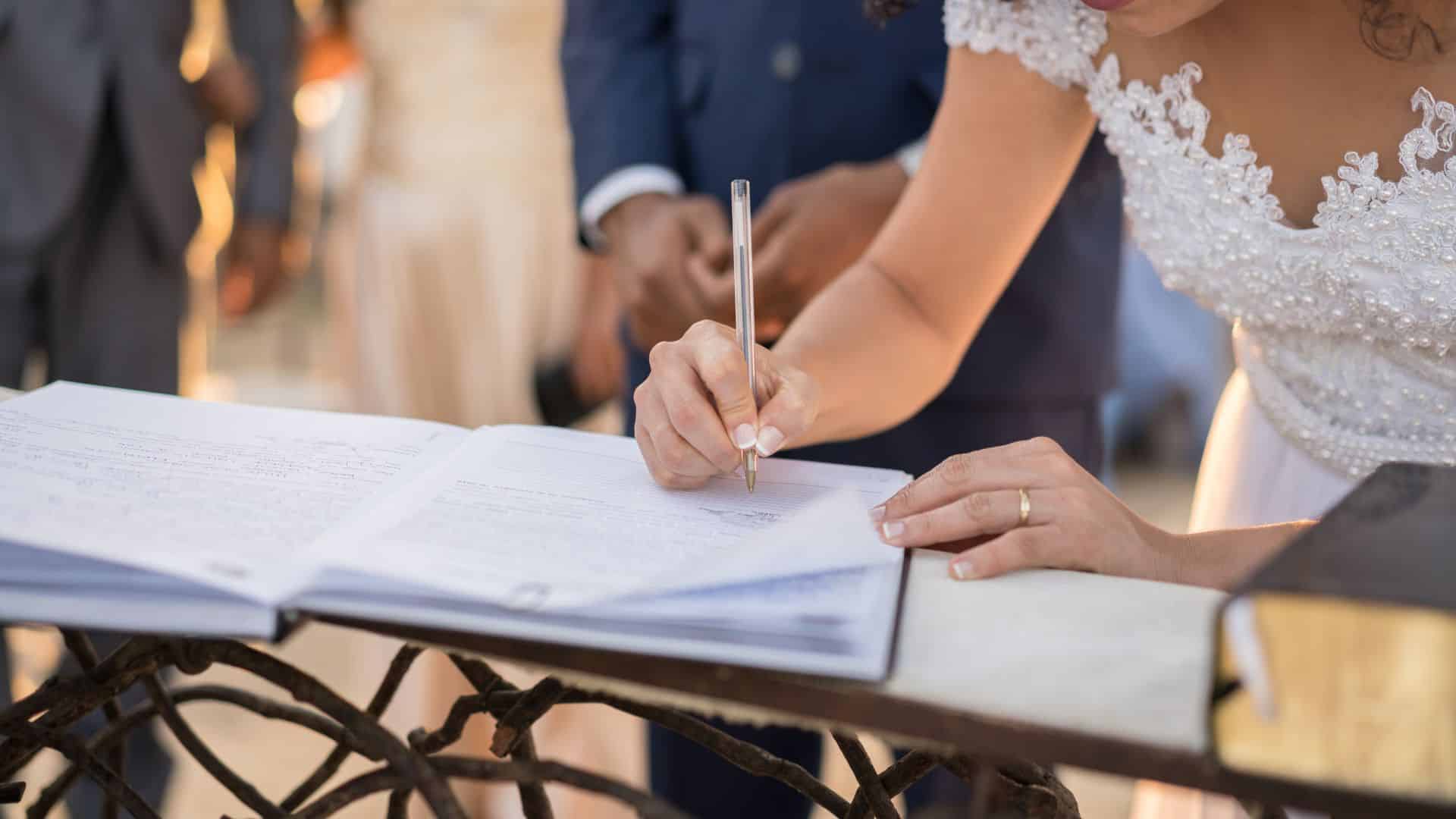 trouwambtenaar gast tekenen trouwboek
